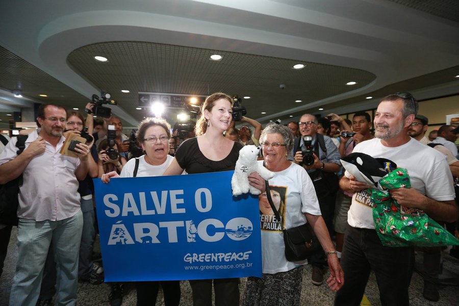 ***FOTO EMBARGADA PARA VE�CULOS DO RS E SC*** PORTO ALEGRE, RS. 28.12.2013: ATIVISTA/GREENPEACE - A ativista ga�cha Ana Paula Maciel � recepcionada por familiares em Porto Alegre ap�s ficar presa por 2 meses na R�ssia; Ana Paula e outras 29 pessoas foram (Foto: Gisele Federicce) ***FOTO EMBARGADA PARA VE�CULOS DO RS E SC*** PORTO ALEGRE, RS. 28.12.2013: ATIVISTA/GREENPEACE - A ativista ga�cha Ana Paula Maciel � recepcionada por familiares em Porto Alegre ap�s ficar presa por 2 meses na R�ssia; Ana Paula e outras 29 pessoas foram