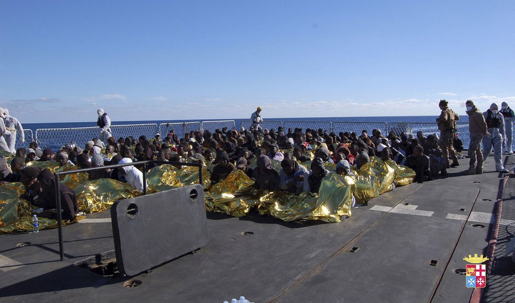 Migrants sit in a Marina Militare vessel during a rescue operation by Italian navy off the coast of the south of the Italian island of Sicily in this January 2, 2014 handout provided by the Italian Marina Militare. The Italian navy has rescued 233 mostly (Foto: Gisele Federicce) Migrants sit in a Marina Militare vessel during a rescue operation by Italian navy off the coast of the south of the Italian island of Sicily in this January 2, 2014 handout provided by the Italian Marina Militare. The Italian navy has rescued 233 mostly