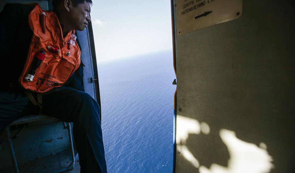 A military personnel looks out of a helicopter during a search and rescue mission off Vietnam's Tho Chu island March 10, 2014. The disappearance of Malaysia Airlines flight MH370, a Boeing 777-200ER jetliner, is an "unprecedented mystery", the country's c (Foto: Gisele Federicce) A military personnel looks out of a helicopter during a search and rescue mission off Vietnam's Tho Chu island March 10, 2014. The disappearance of Malaysia Airlines flight MH370, a Boeing 777-200ER jetliner, is an "unprecedented mystery", the country's c