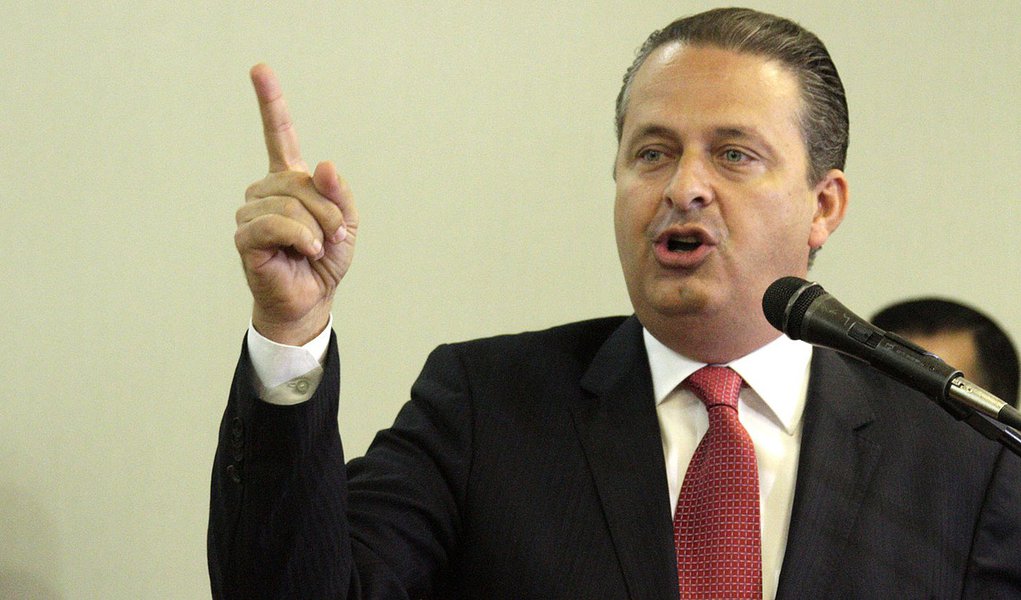 RECIFE, PE, 03.01.2014: EDUARDO CAMPOS/SECRETARIADO/PE - O governador Eduardo Campos (PSB) anuncia nesta sexta-feira, no Centro de Convenções do Recife, sede provisória do Governo do Estado de Pernambuco, a reformulação do secretariado estadual, que atuar (Foto: Roberta Namour) RECIFE, PE, 03.01.2014: EDUARDO CAMPOS/SECRETARIADO/PE - O governador Eduardo Campos (PSB) anuncia nesta sexta-feira, no Centro de Convenções do Recife, sede provisória do Governo do Estado de Pernambuco, a reformulação do secretariado estadual, que atuar