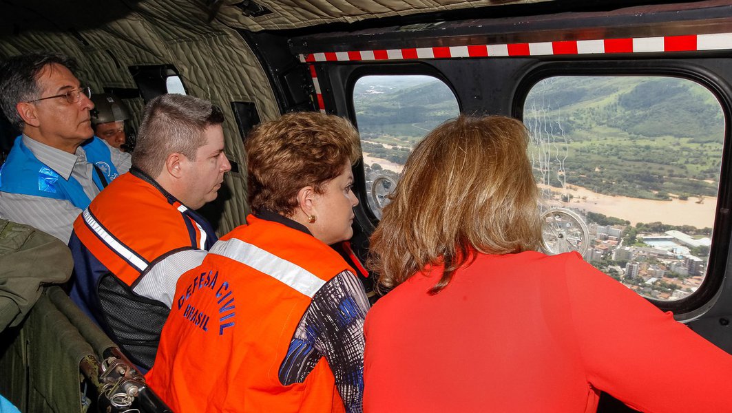 Governador Valadares - MG, 27/12/2013. Presidenta Dilma Rousseff durante sobrevoo das áreas atingidas pelas chuvas em Governador Valadares.Foto: Roberto Stuckert Filho/PR (Foto: Leonardo Attuch) Governador Valadares - MG, 27/12/2013. Presidenta Dilma Rousseff durante sobrevoo das áreas atingidas pelas chuvas em Governador Valadares.Foto: Roberto Stuckert Filho/PR