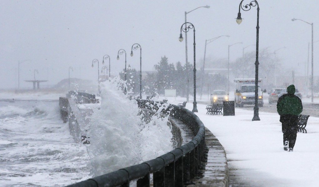 A man jogs past waves crashing against the seawall around high tide during a winter nor'easter snowstorm in Lynn, Massachusetts January 2, 2014. REUTERS/Brian Snyder (UNITED STATES - Tags: ENVIRONMENT) (Foto: Leonardo Attuch) A man jogs past waves crashing against the seawall around high tide during a winter nor'easter snowstorm in Lynn, Massachusetts January 2, 2014. REUTERS/Brian Snyder (UNITED STATES - Tags: ENVIRONMENT)