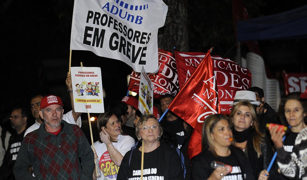 MEC encerra negociações com docentes de universidades (Foto: Fabio Rodrigues Pozzebom / Agência Brasil ) MEC encerra negociações com docentes de universidades