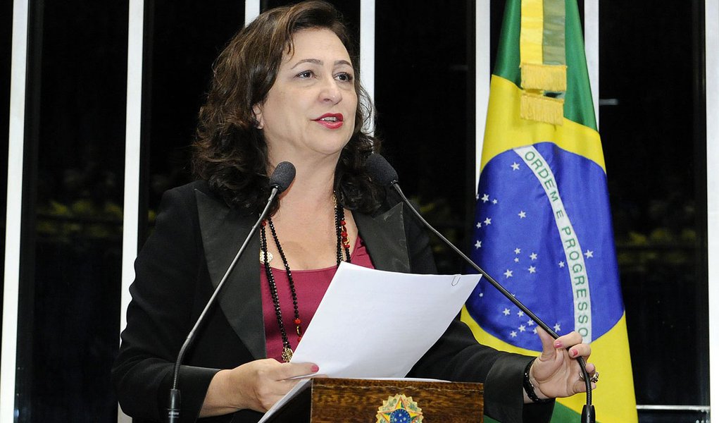Senadora Kátia Abreu (PMDB-TO) informa que marcou audiência no Ministério da Saúde para discutir a situação da maternidade Dona Regina, em Palmas, fechada pelos próprios médicos por falta de condições de funcionamento (Foto: Leonardo Lucena) Senadora Kátia Abreu (PMDB-TO) informa que marcou audiência no Ministério da Saúde para discutir a situação da maternidade Dona Regina, em Palmas, fechada pelos próprios médicos por falta de condições de funcionamento