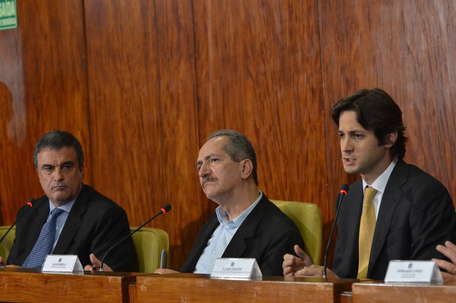Brasília - Os ministros da Justiça, José Eduardo Cardozo, e do Esporte, Aldo Rebelo, e o presidente do Superior Tribunal de Justiça Desportiva, Flávio Zveiter, durante reunião sobre segurança nos estádios de futebol (Foto: Gisele Federicce) Brasília - Os ministros da Justiça, José Eduardo Cardozo, e do Esporte, Aldo Rebelo, e o presidente do Superior Tribunal de Justiça Desportiva, Flávio Zveiter, durante reunião sobre segurança nos estádios de futebol