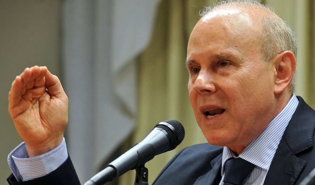 Brasília - O ministro da Fazenda, Guido Mantega, em entrevista, defende a proposta do governo para redução da tarifa de energia (Foto: Roberta Namour) Brasília - O ministro da Fazenda, Guido Mantega, em entrevista, defende a proposta do governo para redução da tarifa de energia
