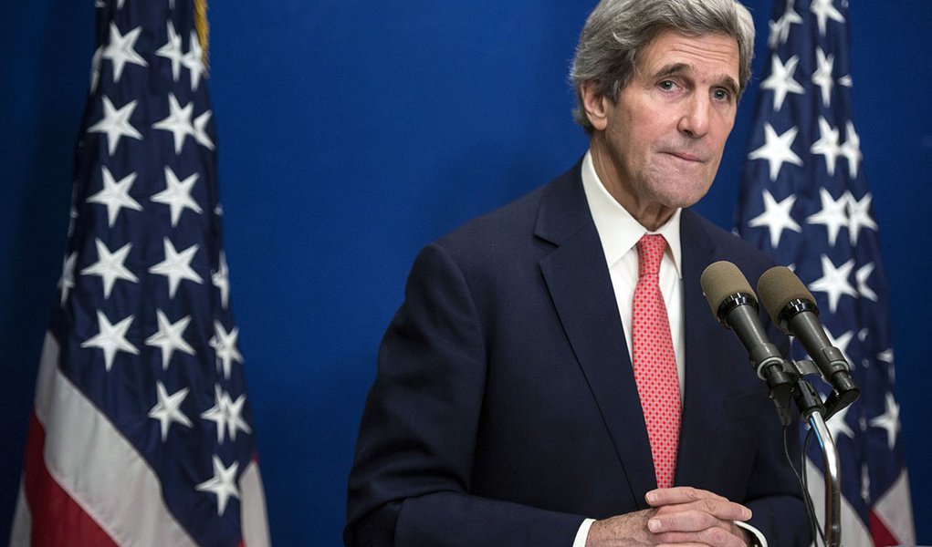 U.S. Secretary of State John Kerry speaks during a news conference at the David Citadel Hotel in Jerusalem January 5, 2014. Kerry voiced support for direct South Sudanese peace talks set to begin on Sunday and cautioned against any use of force to try to (Foto: Gisele Federicce) U.S. Secretary of State John Kerry speaks during a news conference at the David Citadel Hotel in Jerusalem January 5, 2014. Kerry voiced support for direct South Sudanese peace talks set to begin on Sunday and cautioned against any use of force to try to