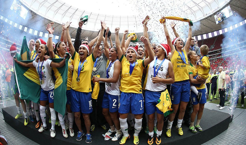 BRASÍLIA, DF - 22.12.2013: FUTEBOL FEMININO/BRASIL x CHILE - Jogadores da seleção brasileira festejam título - Partida entre Brasil e Chile, válida pelo Torneio Internacional de Brasília de Futebol Feminino 2013, realizada no estádio Nacional de Brasília (Foto: Leonardo Attuch) BRASÍLIA, DF - 22.12.2013: FUTEBOL FEMININO/BRASIL x CHILE - Jogadores da seleção brasileira festejam título - Partida entre Brasil e Chile, válida pelo Torneio Internacional de Brasília de Futebol Feminino 2013, realizada no estádio Nacional de Brasília