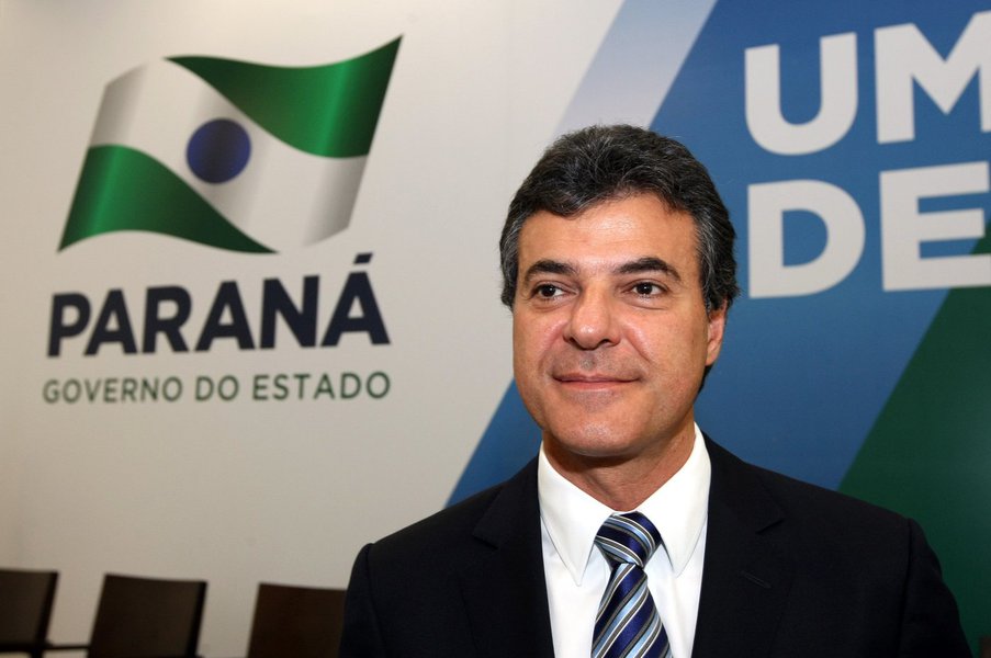 Governador Beto Richa acompanhado do presidente da jucepar, Ardisson Naim Akel, reitor da universidade federal do Paraná, Zaki Akel Sobrinho, presidente da associação dos tradutores públicos do paraná, MAriano Czaikowski e demais autoridades, empossa 186 (Foto: Leonardo Lucena) www.brasil247.com - Governador Beto Richa acompanhado do presidente da jucepar, Ardisson Naim Akel, reitor da universidade federal do Paraná, Zaki Akel Sobrinho, presidente da associação dos tradutores públicos do paraná, MAriano Czaikowski e demais autoridades, empossa 186