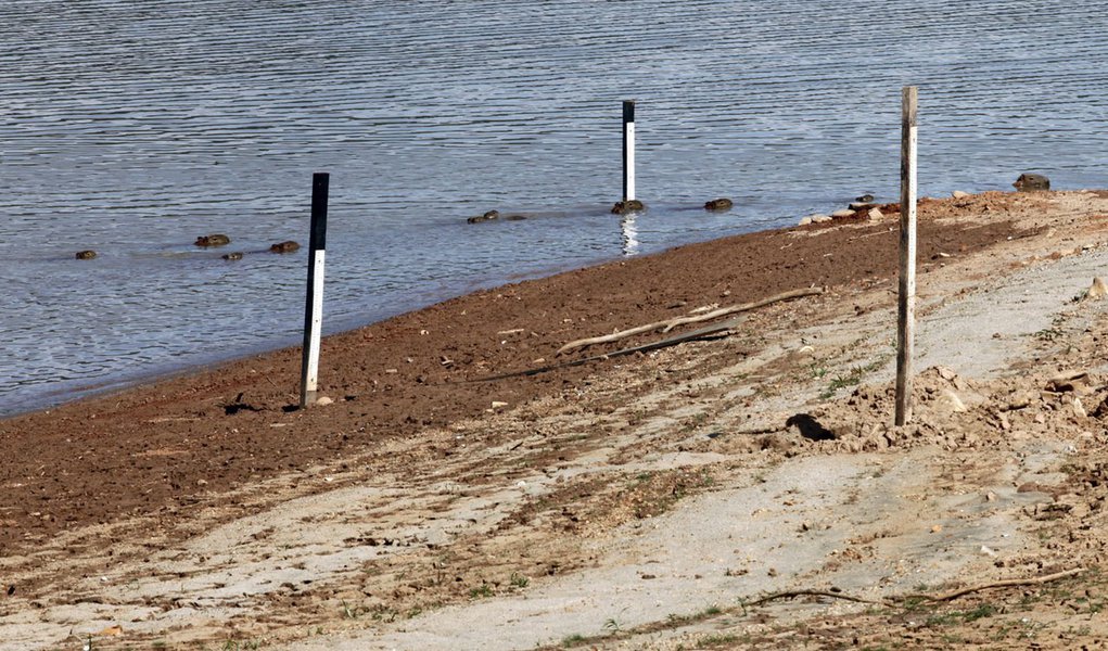 A family of Capybaras swim past water level markers at Jaguari dam in Braganca Paulista, 100km (62 miles) from Sao Paulo February 20, 2014. The Jaguari dam is part of the Sao Paulo's Cantareira system water supply, which is drying due to drought-like cond (Foto: Gisele Federicce) A family of Capybaras swim past water level markers at Jaguari dam in Braganca Paulista, 100km (62 miles) from Sao Paulo February 20, 2014. The Jaguari dam is part of the Sao Paulo's Cantareira system water supply, which is drying due to drought-like cond