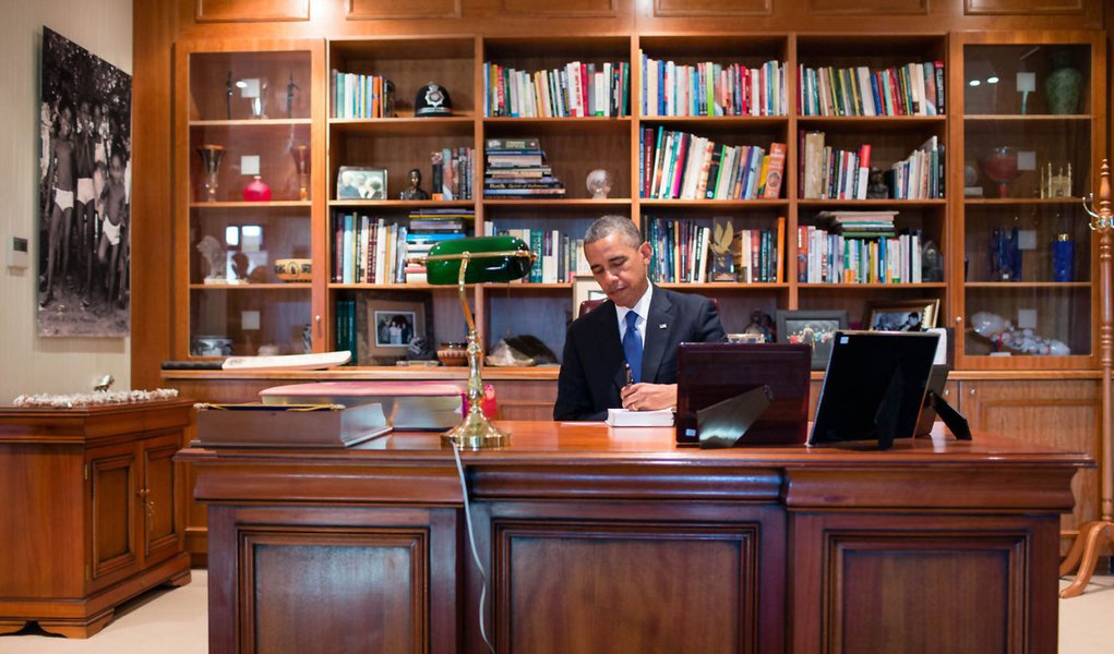 President Barack Obama signs a copy of former South African President Nelson Mandela's book "Conversations with Myself" while visiting Mandela's office at the Nelson Mandela Centre of Memory in Johannesburg, South Africa, June 29, 2013. President Obama w (Foto: Roberta Namour) President Barack Obama signs a copy of former South African President Nelson Mandela's book "Conversations with Myself" while visiting Mandela's office at the Nelson Mandela Centre of Memory in Johannesburg, South Africa, June 29, 2013. President Obama w