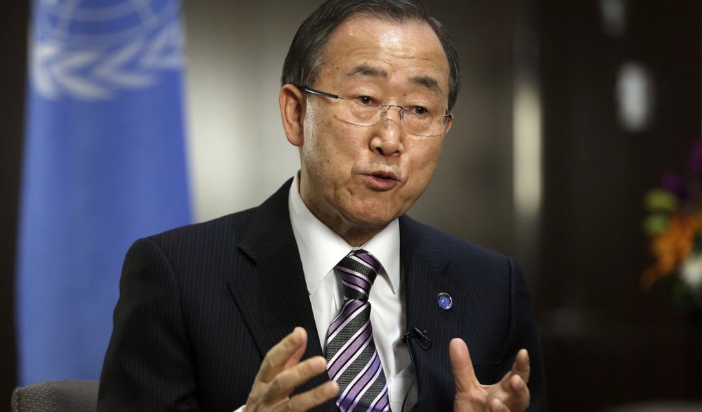 FILE - In this Jan. 11, 2013 file photo United Nations Secretary General Ban Ki-moon responds to questions during a news interview at the United Nations headquarters. Ban Ki-moon says his top hopes for 2013 are to reach a new agreement on climate change a (Foto: Roberta Namour) FILE - In this Jan. 11, 2013 file photo United Nations Secretary General Ban Ki-moon responds to questions during a news interview at the United Nations headquarters. Ban Ki-moon says his top hopes for 2013 are to reach a new agreement on climate change a