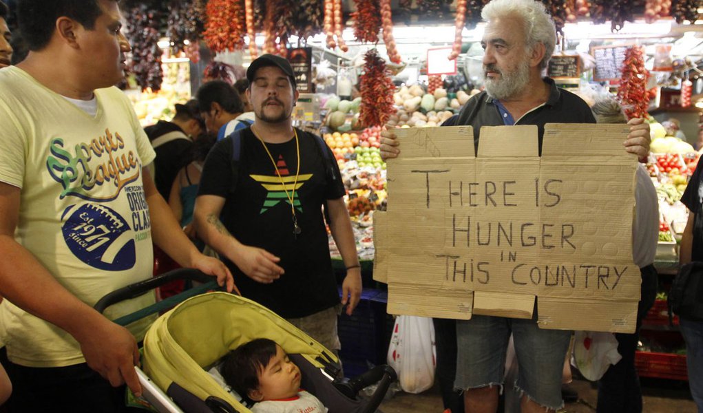 Ex-imigrantes querem renunciar à nacionalidade espanhola (Foto: GUSTAU NACARINO/Reuters) Ex-imigrantes querem renunciar à nacionalidade espanhola