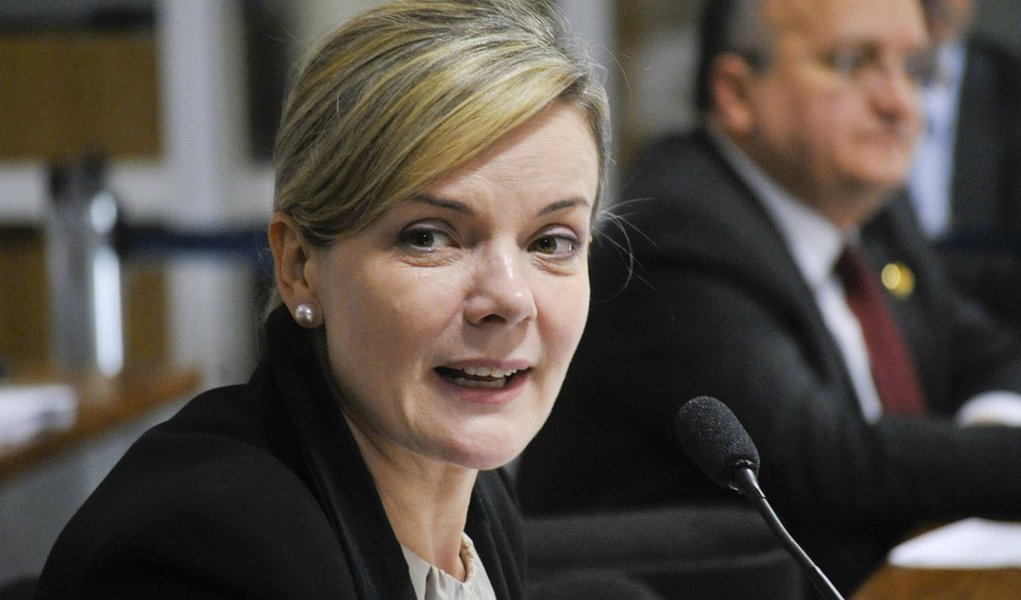 Senadora Gleisi Hoffmann (PT-PR) apresenta relatório favorável ao projeto que confere poder de polícia às guardas municipais (PLC 39/2014) (Foto: Paulo Emílio) Senadora Gleisi Hoffmann (PT-PR) apresenta relatório favorável ao projeto que confere poder de polícia às guardas municipais (PLC 39/2014)