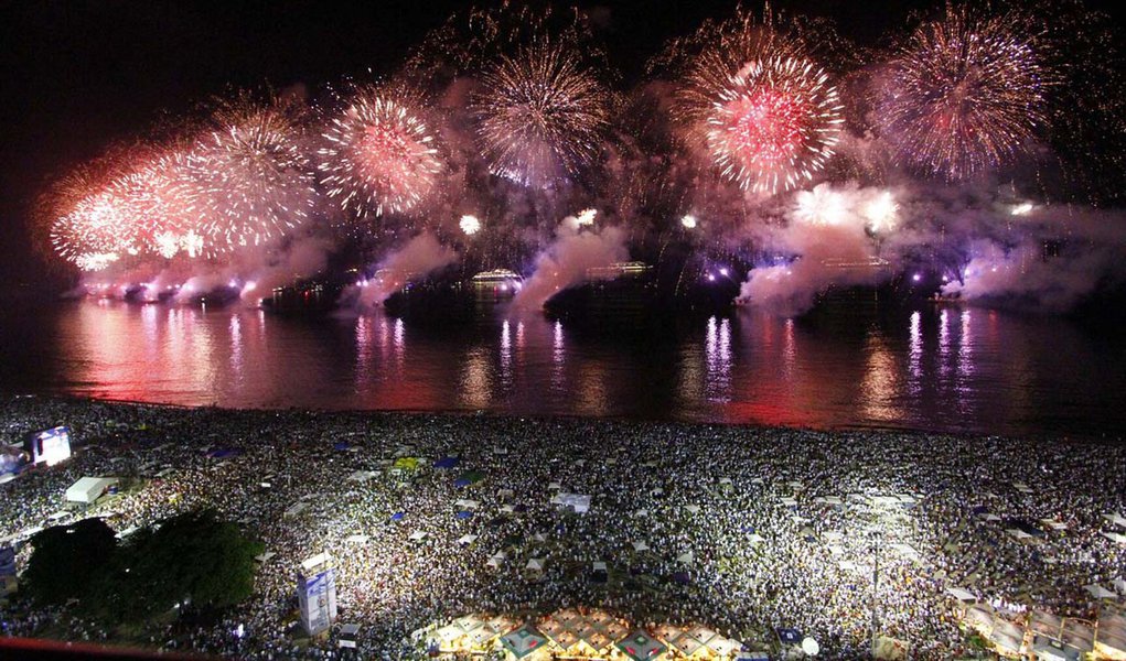 RIO DE JANEIRO,RJ,01.01.2014:RÉVEILLON 2014/COPACABANA/QUEIMA DE FOGOS - Queima de fogos de artifícios da Festa de Réveillon 2014 na Praia de Copacabana, no Rio de Janeiro (RJ), na madrugada desta quarta-feira (01). (Foto: Ale Silva/Futura Press/Folhapres (Foto: Lelê Teles) RIO DE JANEIRO,RJ,01.01.2014:RÉVEILLON 2014/COPACABANA/QUEIMA DE FOGOS - Queima de fogos de artifícios da Festa de Réveillon 2014 na Praia de Copacabana, no Rio de Janeiro (RJ), na madrugada desta quarta-feira (01). (Foto: Ale Silva/Futura Press/Folhapres