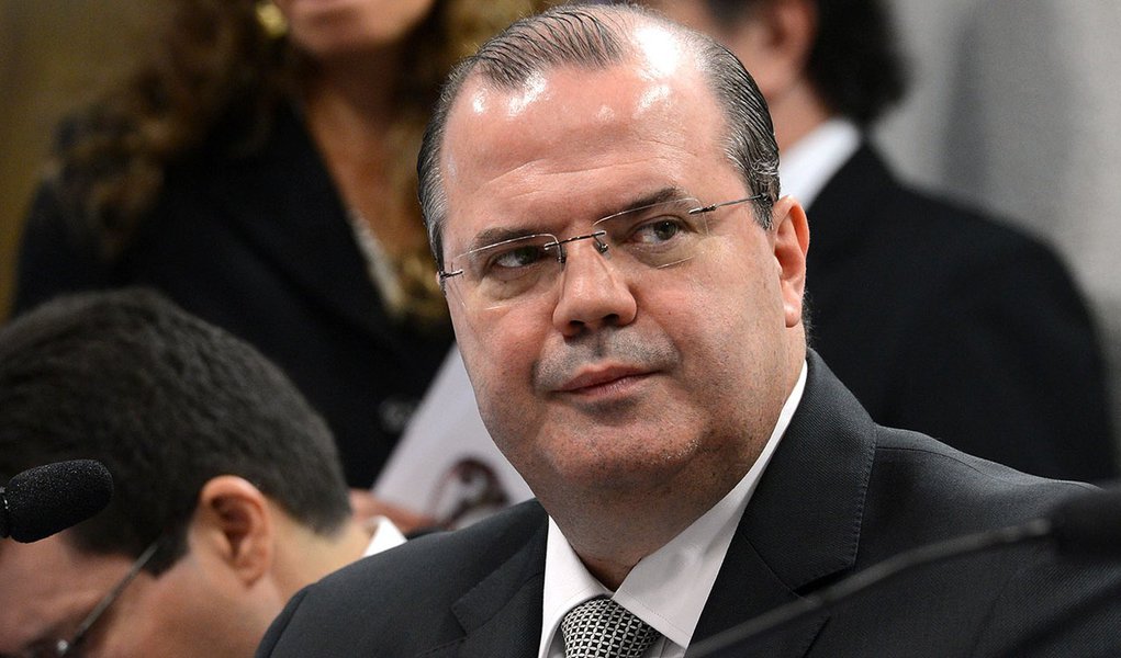 Brasília – O presidente do Banco Central (BC), Alexandre Tombini, em audiência na Comissão de Assuntos Econômicos do Senado, disse que o programa diário de intervenções do BC no mercado não agride o sistema de câmbio flutuante (Foto: Roberta Namour) Brasília – O presidente do Banco Central (BC), Alexandre Tombini, em audiência na Comissão de Assuntos Econômicos do Senado, disse que o programa diário de intervenções do BC no mercado não agride o sistema de câmbio flutuante