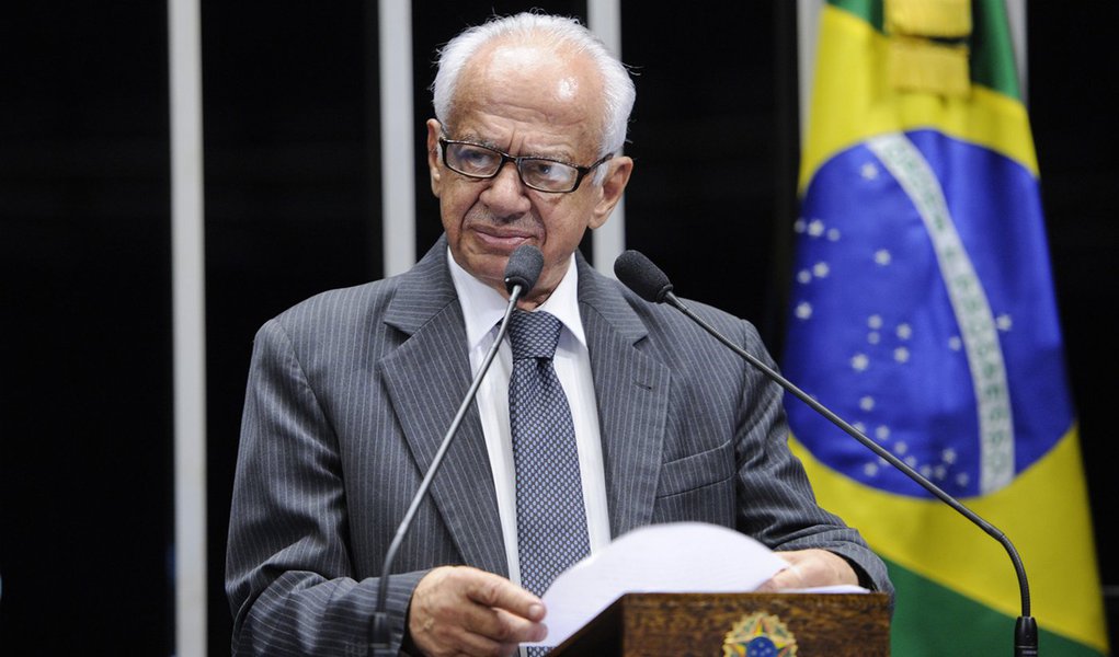 Senador Pedro Simon (PMDB-RS) comemora os 20 anos do Plano Real e credita parte de seu sucesso ao que chamou de habilidade política do então presidente Itamar Franco para mudar os rumos da economia do país (Foto: Leonardo Lucena) Senador Pedro Simon (PMDB-RS) comemora os 20 anos do Plano Real e credita parte de seu sucesso ao que chamou de habilidade política do então presidente Itamar Franco para mudar os rumos da economia do país
