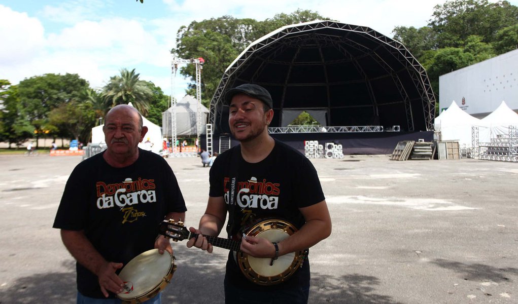 SÃO PAULO,SP,29.12.2013:RÉVEILLON PARQUE IBIRAPUERA/MONTAGEM PALCO - Integrantes do grupo Demônios da Garoa fazem visita ao local onde está sendo montado o palco para a festa de réveillon no Parque do Ibirapuera, Zona Sul de São Paulo (SP), na manhã deste (Foto: Gisele Federicce) SÃO PAULO,SP,29.12.2013:RÉVEILLON PARQUE IBIRAPUERA/MONTAGEM PALCO - Integrantes do grupo Demônios da Garoa fazem visita ao local onde está sendo montado o palco para a festa de réveillon no Parque do Ibirapuera, Zona Sul de São Paulo (SP), na manhã deste