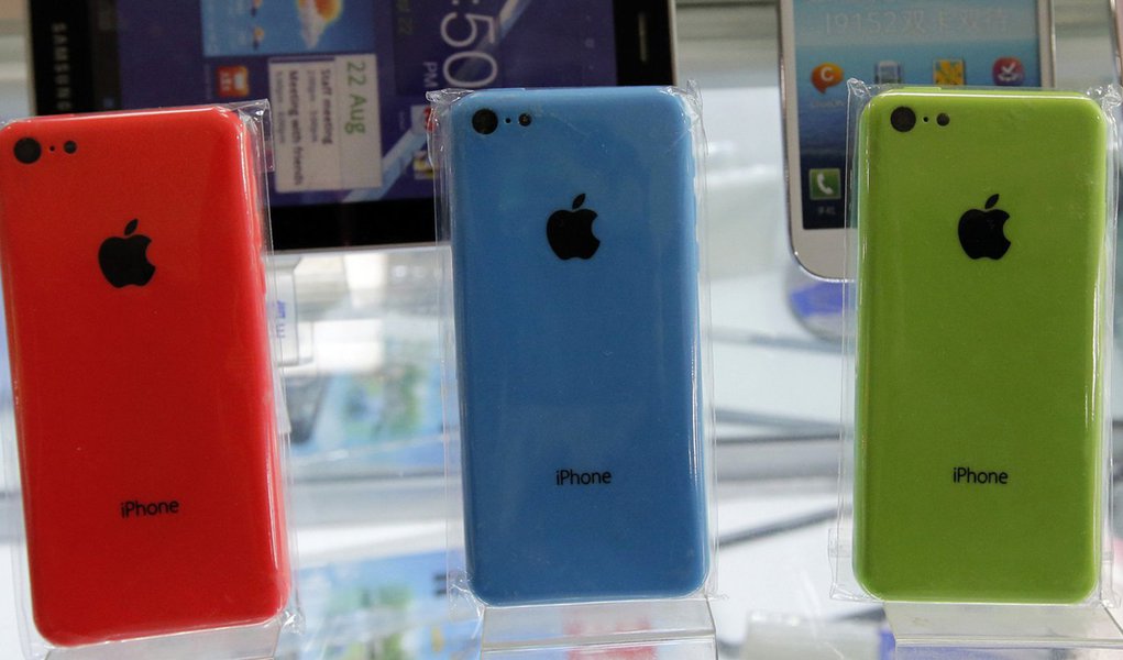 Apple's iPhone 5Cs phones are displayed on racks bearing the logo of China Mobile, at a mobile phone shop in Beijing December 23, 2013. Apple Inc said it has signed a long-awaited agreement with China Mobile Ltd to sell iPhones through the world's bigge (Foto: Gisele Federicce) Apple's iPhone 5Cs phones are displayed on racks bearing the logo of China Mobile, at a mobile phone shop in Beijing December 23, 2013. Apple Inc said it has signed a long-awaited agreement with China Mobile Ltd to sell iPhones through the world's bigge