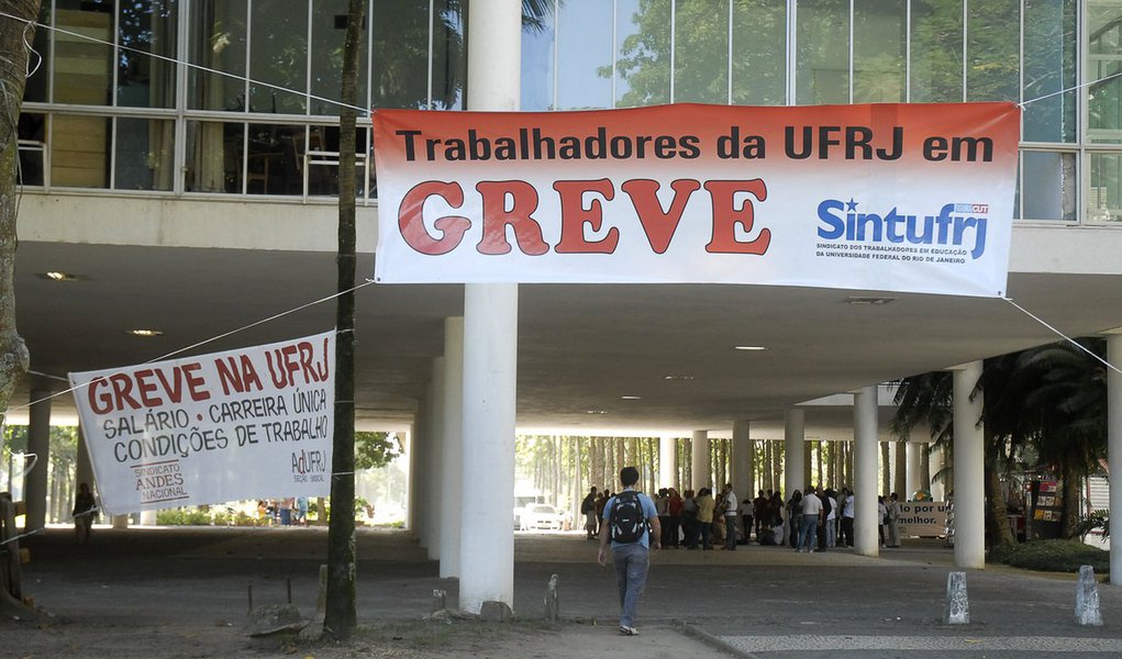 Férias perdidas: greve fará ano letivo avançar até 2013 nas universidades (Foto: Tania Rêgo/Agência Brasil) Férias perdidas: greve fará ano letivo avançar até 2013 nas universidades