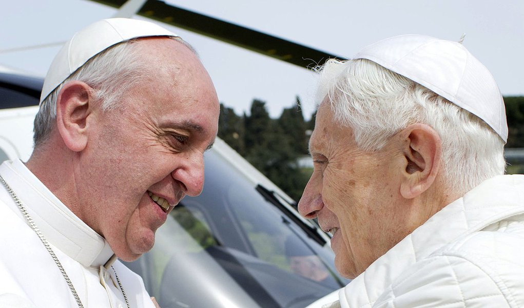 Pope Francis (L) embraces Pope Emeritus Benedict XVI as he arrives at the Castel Gandolfo summer residence March 23, 2013. Pope Francis travelled by helicopter from the Vatican to Castel Gandolfo for a private meeting with the former Pope Benedict XVI. (Foto: Roberta Namour) Pope Francis (L) embraces Pope Emeritus Benedict XVI as he arrives at the Castel Gandolfo summer residence March 23, 2013. Pope Francis travelled by helicopter from the Vatican to Castel Gandolfo for a private meeting with the former Pope Benedict XVI.