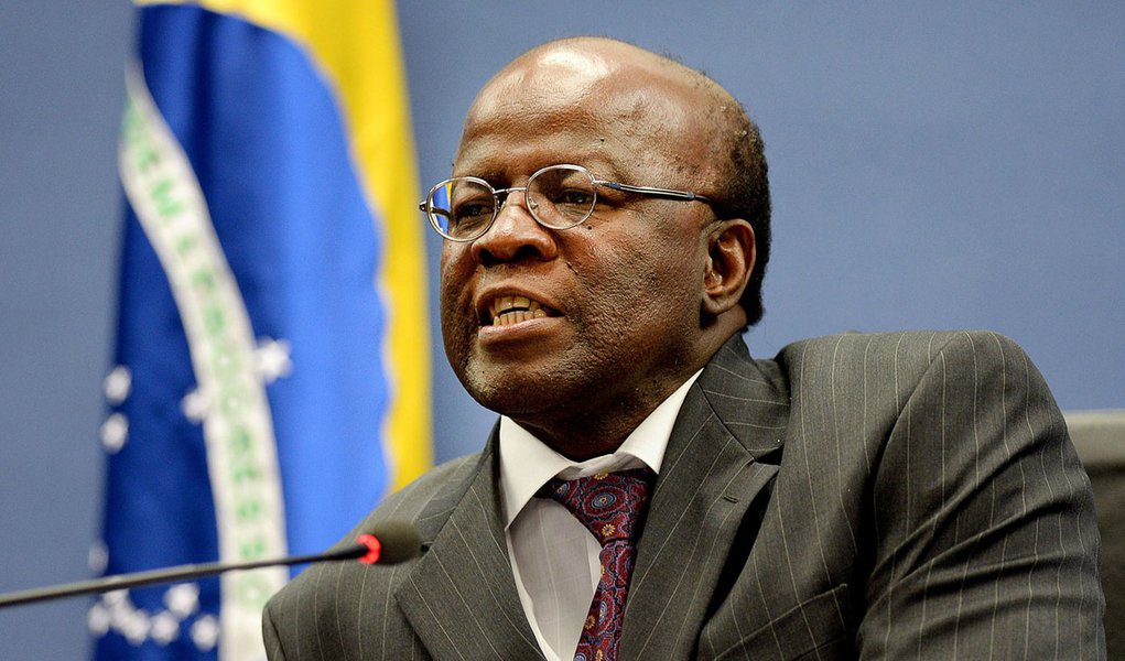 Brazilian Supreme Court President Joaquim Barbosa speaks during a press conference at the National Justice Council after a meeting with Brazilian President Dilma Rousseff in Brasilia in June 25, 2013. Rousseff met with leaders from several sectors of soci (Foto: Giuliana Miranda) Brazilian Supreme Court President Joaquim Barbosa speaks during a press conference at the National Justice Council after a meeting with Brazilian President Dilma Rousseff in Brasilia in June 25, 2013. Rousseff met with leaders from several sectors of soci