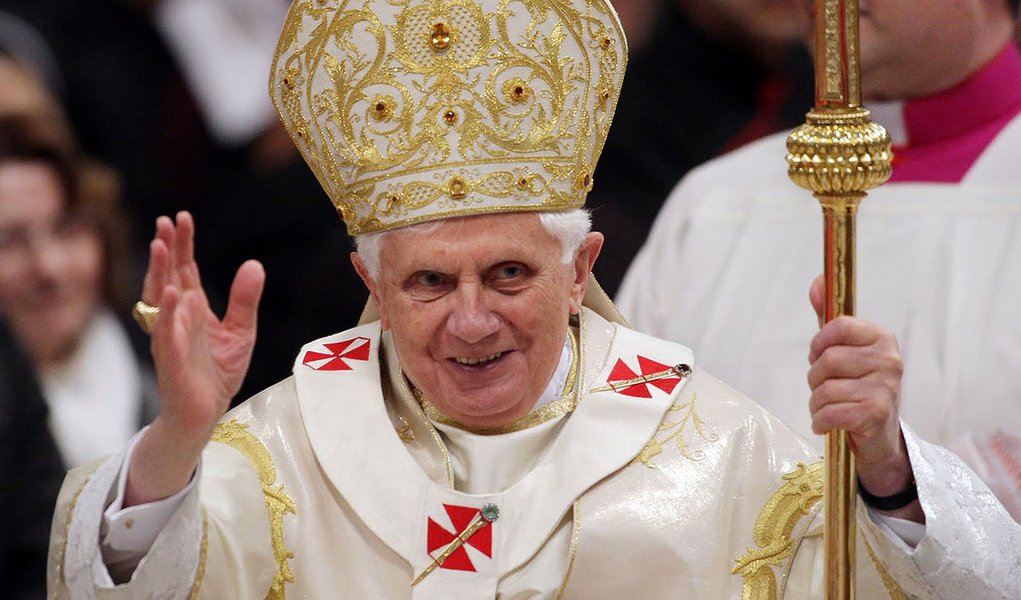 VATICAN CITY, VATICAN - JANUARY 06: Pope Benedict XVI celebrates the solemnity of the Epiphany in St. Peter's Basilica, on January 6, 2009 in Vatican City, Vatican. The pope adressed his speech to pilgrims and tourists stating his wish to encourage diplo (Foto: Gisele Federicce) VATICAN CITY, VATICAN - JANUARY 06: Pope Benedict XVI celebrates the solemnity of the Epiphany in St. Peter's Basilica, on January 6, 2009 in Vatican City, Vatican. The pope adressed his speech to pilgrims and tourists stating his wish to encourage diplo