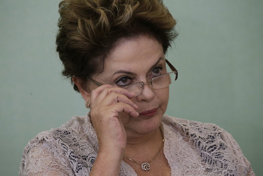 Presidente Dilma Rousseff durante anúncio de obras de saneamento, no Palácio do Planalto, em Brasília. O governo federal elevou em 14,7 por cento o crédito disponível no Plano Safra 2014/15, na comparação com 2013/14, para um valor recorde de 156,1 bilhõe (Foto: Gisele Federicce) Presidente Dilma Rousseff durante anúncio de obras de saneamento, no Palácio do Planalto, em Brasília. O governo federal elevou em 14,7 por cento o crédito disponível no Plano Safra 2014/15, na comparação com 2013/14, para um valor recorde de 156,1 bilhõe