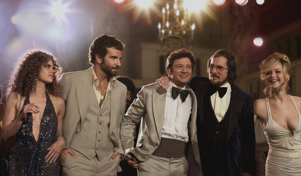 (l to r) Amy Adams, Bradley Cooper, Jeremy Renner, Christian Bale and Jennifer Lawrence in Columbia Pictures' AMERICAN HUSTLE. (Amy Adams dress: made for film, jewelry, shoes: vintage / Bradley Cooper suit, shirt: made for film / Jeremy Renner suit: made (Foto: Roberta Namour) (l to r) Amy Adams, Bradley Cooper, Jeremy Renner, Christian Bale and Jennifer Lawrence in Columbia Pictures' AMERICAN HUSTLE. (Amy Adams dress: made for film, jewelry, shoes: vintage / Bradley Cooper suit, shirt: made for film / Jeremy Renner suit: made
