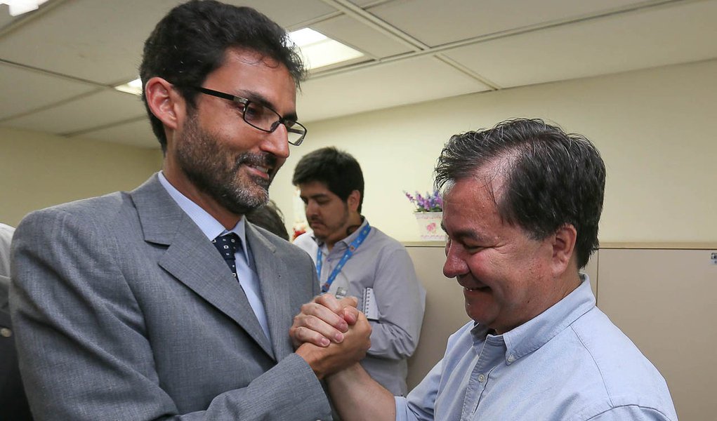 BRASÍLIA, DF, 11.09.2013: ROGER PINTO MOLINA/DEPOIMENTO - O ex-encarregado de Negócios do Brasil na Bolívia, Eduardo Saboia cumprimenta o senador boliviano Roger Pinto Molina, na 4ª. Vara Federal, nesta quarta-feira (11), em Brasília. O senador bolivi (Foto: Gisele Federicce) BRASÍLIA, DF, 11.09.2013: ROGER PINTO MOLINA/DEPOIMENTO - O ex-encarregado de Negócios do Brasil na Bolívia, Eduardo Saboia cumprimenta o senador boliviano Roger Pinto Molina, na 4ª. Vara Federal, nesta quarta-feira (11), em Brasília. O senador bolivi