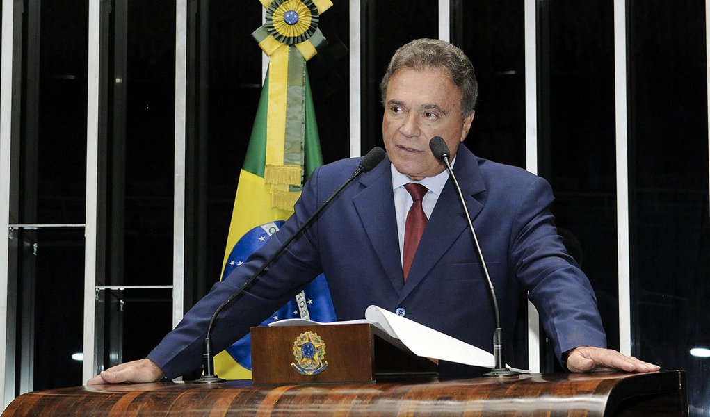 Senador Alvaro Dias (PSDB-PR) requer voto de aplauso à Universidade Estadual de Londrina, no Paraná, por ter conquistado destacada posição no ranking mundial de instituições de ensino superior (Foto: Roberta Namour) Senador Alvaro Dias (PSDB-PR) requer voto de aplauso à Universidade Estadual de Londrina, no Paraná, por ter conquistado destacada posição no ranking mundial de instituições de ensino superior