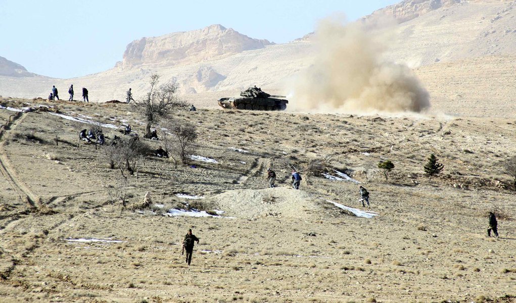 Forces loyal to Syria's President Bashar al-Assad are seen in the Qalamoun mountains north of Damascus, in this handout photograph distributed by Syria's national news agency SANA on December 27, 2013. Syria's army ambushed Islamist fighters in the Qalamo (Foto: Gisele Federicce) Forces loyal to Syria's President Bashar al-Assad are seen in the Qalamoun mountains north of Damascus, in this handout photograph distributed by Syria's national news agency SANA on December 27, 2013. Syria's army ambushed Islamist fighters in the Qalamo