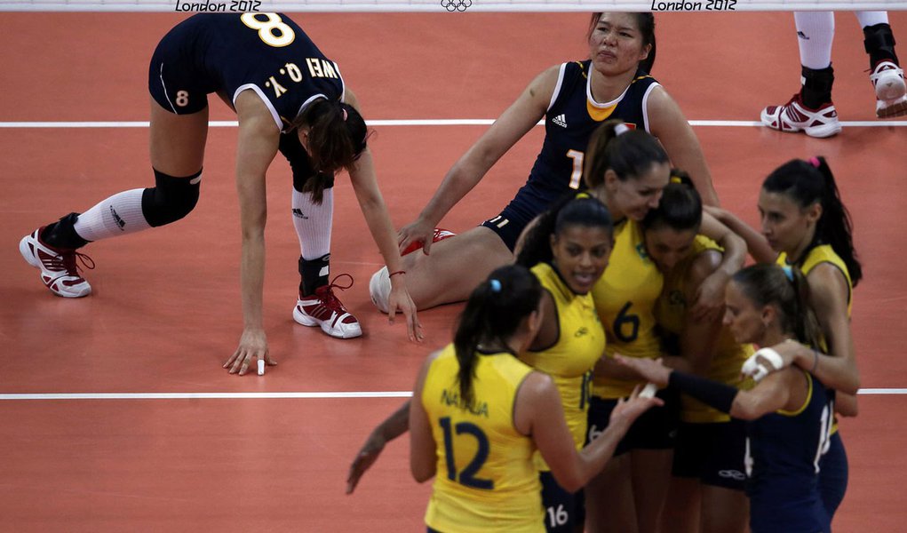 Brasil vence, mas depende de outros no vôlei feminino (Foto: Ivan Alvarado/Reuters) Brasil vence, mas depende de outros no vôlei feminino