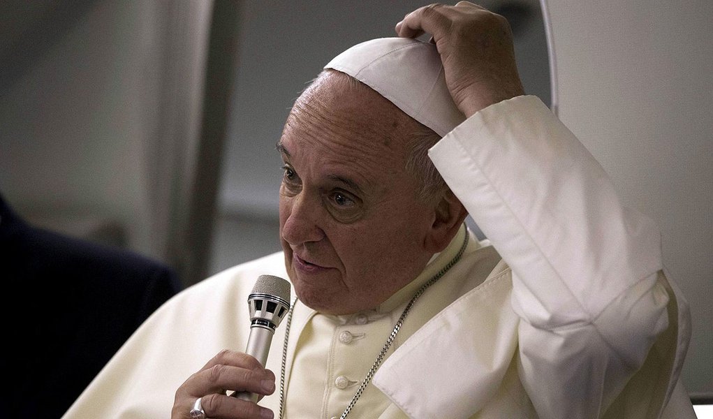 El Papa Francisco habla con periodistas a bordo del avión papal que lo llevó de regreso al Vaticano desde Jerusalén. 26 de mayo, 2014. El Papa Francisco dijo el lunes los abusos sexuales cometidos por sacerdotes eran un crimen comparable a una "misa sa (Foto: Leonardo Attuch) El Papa Francisco habla con periodistas a bordo del avión papal que lo llevó de regreso al Vaticano desde Jerusalén. 26 de mayo, 2014. El Papa Francisco dijo el lunes los abusos sexuales cometidos por sacerdotes eran un crimen comparable a una "misa sa
