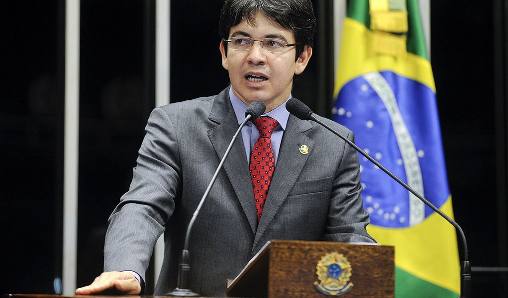 Senador Randolfe Rodrigues (PSOL-AP) defende a retirada de suas emendas ao projeto que facilita o pagamento das dívidas de estados e municípios com a União (PLC 99/13) (Foto: Roberta Namour) Senador Randolfe Rodrigues (PSOL-AP) defende a retirada de suas emendas ao projeto que facilita o pagamento das dívidas de estados e municípios com a União (PLC 99/13)