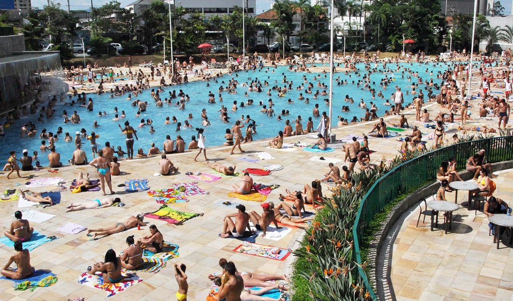 SÃO PAULO,SP,03.01.2014:SESC BELENZINHO/MOVIMENTAÇÃO - Populares aproveitam tarde de forte calor no Sesc Belenzinho, em São Paulo, SP, nesta sexta-feira (03). (Foto: Gero/Futura Press/Folhapress) (Foto: Ana Pupulin) SÃO PAULO,SP,03.01.2014:SESC BELENZINHO/MOVIMENTAÇÃO - Populares aproveitam tarde de forte calor no Sesc Belenzinho, em São Paulo, SP, nesta sexta-feira (03). (Foto: Gero/Futura Press/Folhapress)