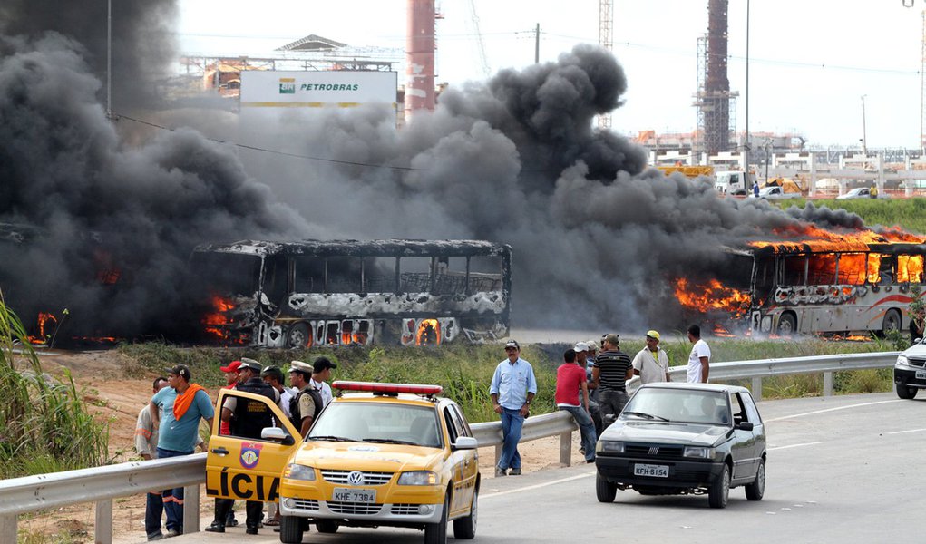 Fogo e clima de guerra em refinaria da Petrobras (Foto: Guga Matos/JC Imagem/Folhapress) Fogo e clima de guerra em refinaria da Petrobras