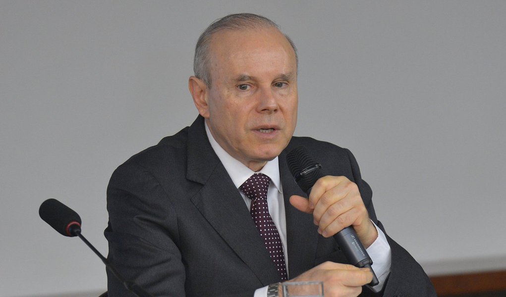 Brasília - O ministro da Fazenda, Guido Mantega, participa de audiência na Comissão de Finanças e Tributação da Câmara dos Deputados, disse que o Brasil está preparado para enfrentar as turbulências do mercado financeiro internacional (Foto: Aquiles Lins) Brasília - O ministro da Fazenda, Guido Mantega, participa de audiência na Comissão de Finanças e Tributação da Câmara dos Deputados, disse que o Brasil está preparado para enfrentar as turbulências do mercado financeiro internacional