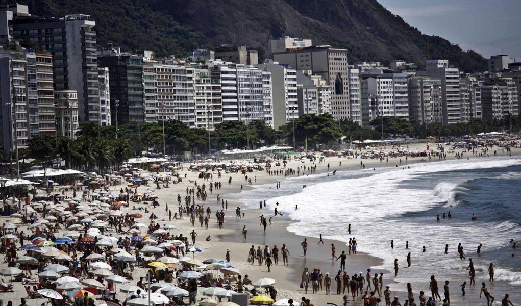 RIO DE JANEIRO,RJ,14.12.2013:RIO DE JANEIRO/MOVIMENTAÇÃO PRAIAS - Movimentação na Praia de Copacabana no Rio de Janeiro, RJ, neste sábado (14). (Foto: Ariel Subirá/Futura Press/Folhapress) (Foto: Leonardo Attuch) RIO DE JANEIRO,RJ,14.12.2013:RIO DE JANEIRO/MOVIMENTAÇÃO PRAIAS - Movimentação na Praia de Copacabana no Rio de Janeiro, RJ, neste sábado (14). (Foto: Ariel Subirá/Futura Press/Folhapress)
