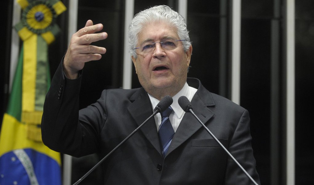 Senador Roberto Requião (PMDB-PR) critica matéria do jornal O Globo que coloca parlamentares com processo no Supremo Tribunal Federal “no mesmo saco” (Foto: Gisele Federicce) Senador Roberto Requião (PMDB-PR) critica matéria do jornal O Globo que coloca parlamentares com processo no Supremo Tribunal Federal “no mesmo saco”