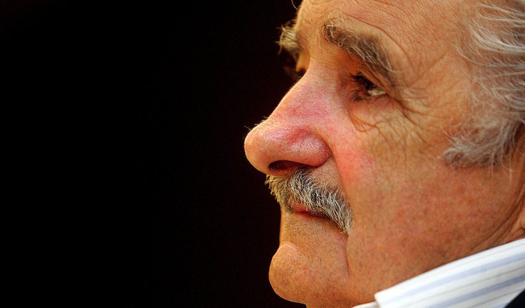 epa01909206 Uruguay's Wide Front Party Presidential candidate Jose Mujica speaks during a press conference in Montevideo, Uruguay, 24 October 2009. Uruguayans will go to the polls on Sunday. EPA/Iván Franco (Foto: Leonardo Attuch) epa01909206 Uruguay's Wide Front Party Presidential candidate Jose Mujica speaks during a press conference in Montevideo, Uruguay, 24 October 2009. Uruguayans will go to the polls on Sunday. EPA/Iván Franco