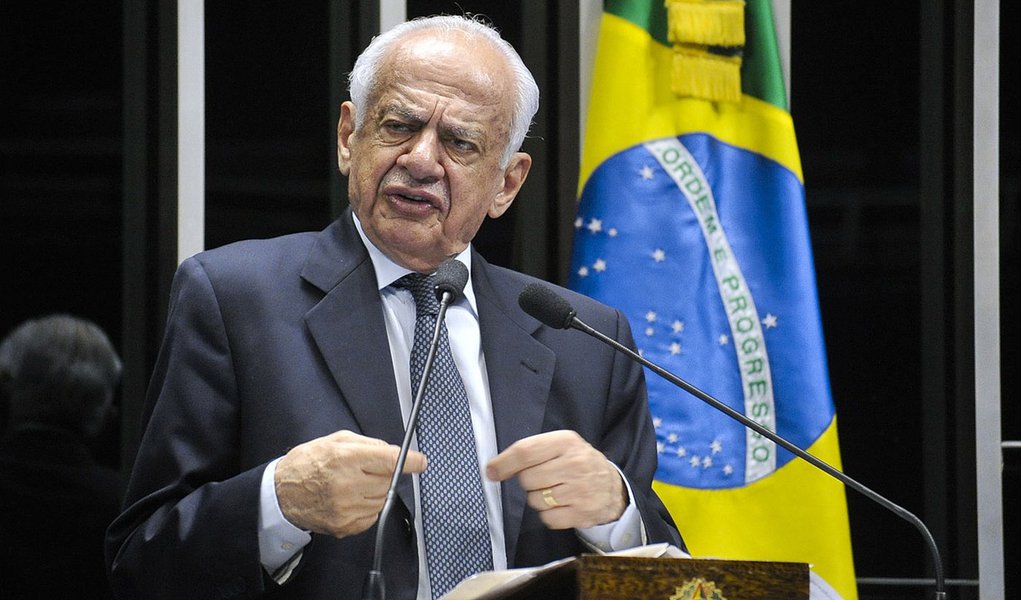 Senador Pedro Simon (PMDB-RS) lamenta pedido de vista em julgamento do Supremo Tribunal Federal sobre financiamento de campanhas (Foto: Roberta Namour) Senador Pedro Simon (PMDB-RS) lamenta pedido de vista em julgamento do Supremo Tribunal Federal sobre financiamento de campanhas