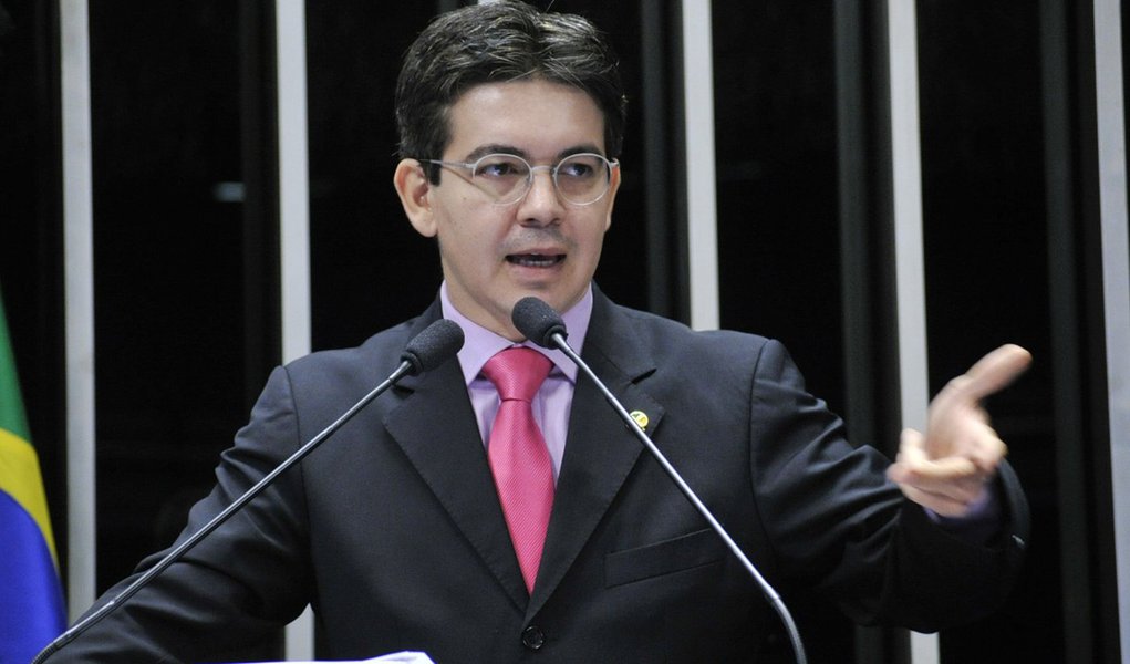Senador Randolfe Rodrigues (PSOL-AP) discursa em sessão especial para lembrar os 50 anos do golpe militar de 1964 (Foto: Leonardo Lucena) Senador Randolfe Rodrigues (PSOL-AP) discursa em sessão especial para lembrar os 50 anos do golpe militar de 1964