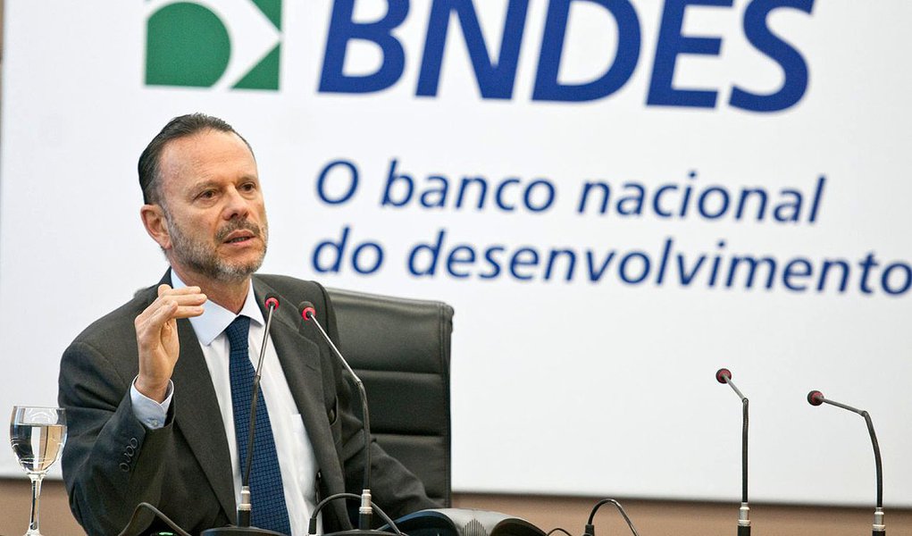 Data: 18/01/2012
Editoria: Brasil
Reporter: Marcelo Mota
Local: Rio de Janeiro, RJ
Pauta: Coletiva BNDES
Setor: financiamento
Personagem: Luciano Coutinho, Presidente do BNDES, fotografado no BNDES, Centro, RJ.
Tags: coutinho, bndes, banco, fina (Foto: Roberta Namour) Data: 18/01/2012
Editoria: Brasil
Reporter: Marcelo Mota
Local: Rio de Janeiro, RJ
Pauta: Coletiva BNDES
Setor: financiamento
Personagem: Luciano Coutinho, Presidente do BNDES, fotografado no BNDES, Centro, RJ.
Tags: coutinho, bndes, banco, fina
