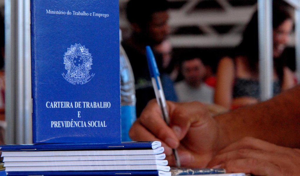 carteira de trabalho (Foto: Leonardo Lucena) carteira de trabalho