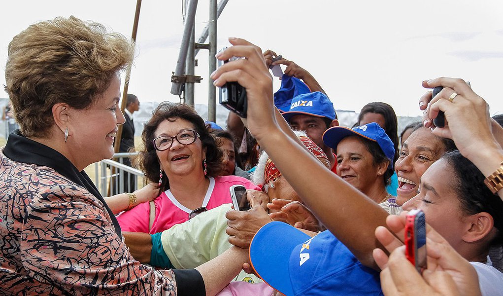 Vitória da Conquista - BA, 15/10/2013. Presidenta Dilma Rousseff durante cerimônia de entrega de 1.740 unidades habitacionais dos Residenciais Acácia, Ipê, Pau Brasil e Jequibitá, do Programa Minha Casa Minha Vida II. Foto: Roberto Stuckert Filho/PR (Foto: Valter Lima) Vitória da Conquista - BA, 15/10/2013. Presidenta Dilma Rousseff durante cerimônia de entrega de 1.740 unidades habitacionais dos Residenciais Acácia, Ipê, Pau Brasil e Jequibitá, do Programa Minha Casa Minha Vida II. Foto: Roberto Stuckert Filho/PR