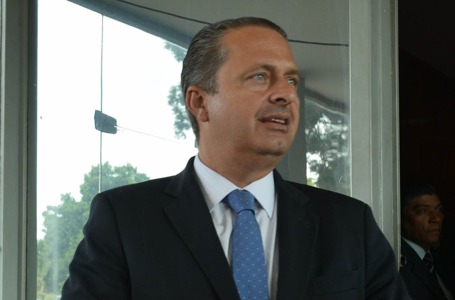Brasília - O governador de Pernambuco, Eduardo Campos fala a imprensa após encontro com o ministro da Fazenda, Guido Mantega.
Marcello Casal Jr./ABr (Foto: Leonardo Lucena) Brasília - O governador de Pernambuco, Eduardo Campos fala a imprensa após encontro com o ministro da Fazenda, Guido Mantega.
Marcello Casal Jr./ABr