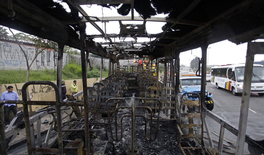 Manifestantes queimam ônibus na zona sul (Foto: Nelson Antoine/Folhapress) Manifestantes queimam ônibus na zona sul