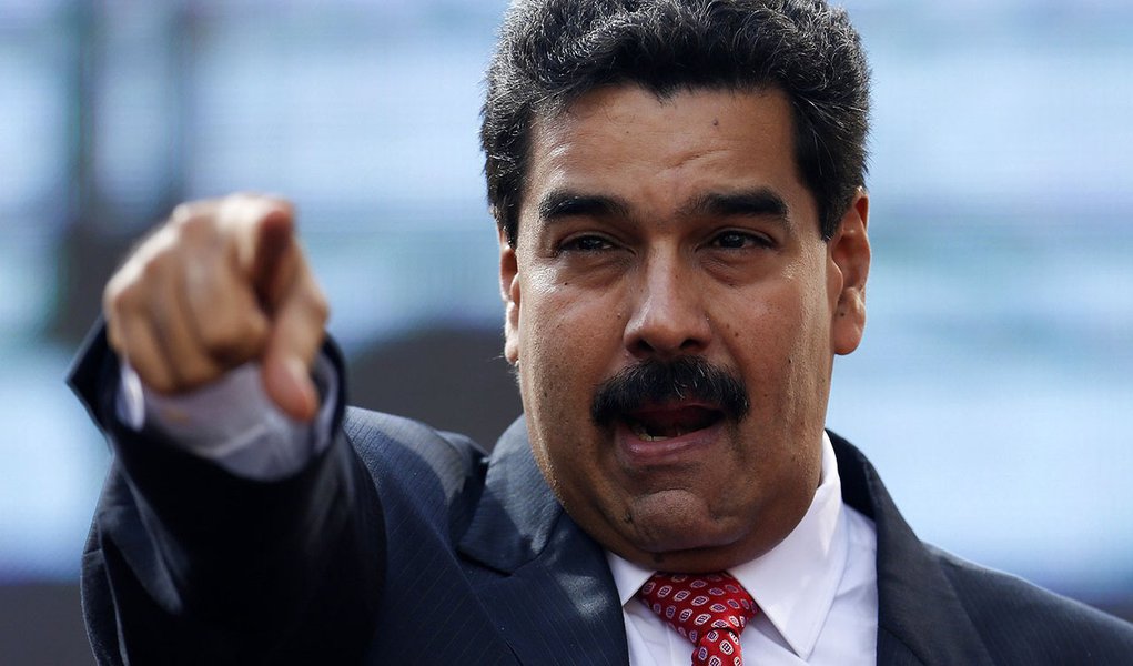 Venezuelan President Nicolas Maduro greets supporters during a meeting outside Miraflores Palace in Caracas November 12, 2013. REUTERS/Carlos Garcia Rawlins (VENEZUELA - Tags: POLITICS) (Foto: Roberta Namour) www.brasil247.com - Venezuelan President Nicolas Maduro greets supporters during a meeting outside Miraflores Palace in Caracas November 12, 2013. REUTERS/Carlos Garcia Rawlins (VENEZUELA - Tags: POLITICS)