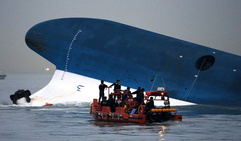 Maritime police search for missing passengers in front of the South Korean ferry "Sewol" which sank at the sea off Jindo April 16, 2014. Almost 300 people were missing after a ferry capsized off South Korea on Wednesday, despite frantic rescue efforts inv (Foto: Paulo Emílio) Maritime police search for missing passengers in front of the South Korean ferry "Sewol" which sank at the sea off Jindo April 16, 2014. Almost 300 people were missing after a ferry capsized off South Korea on Wednesday, despite frantic rescue efforts inv